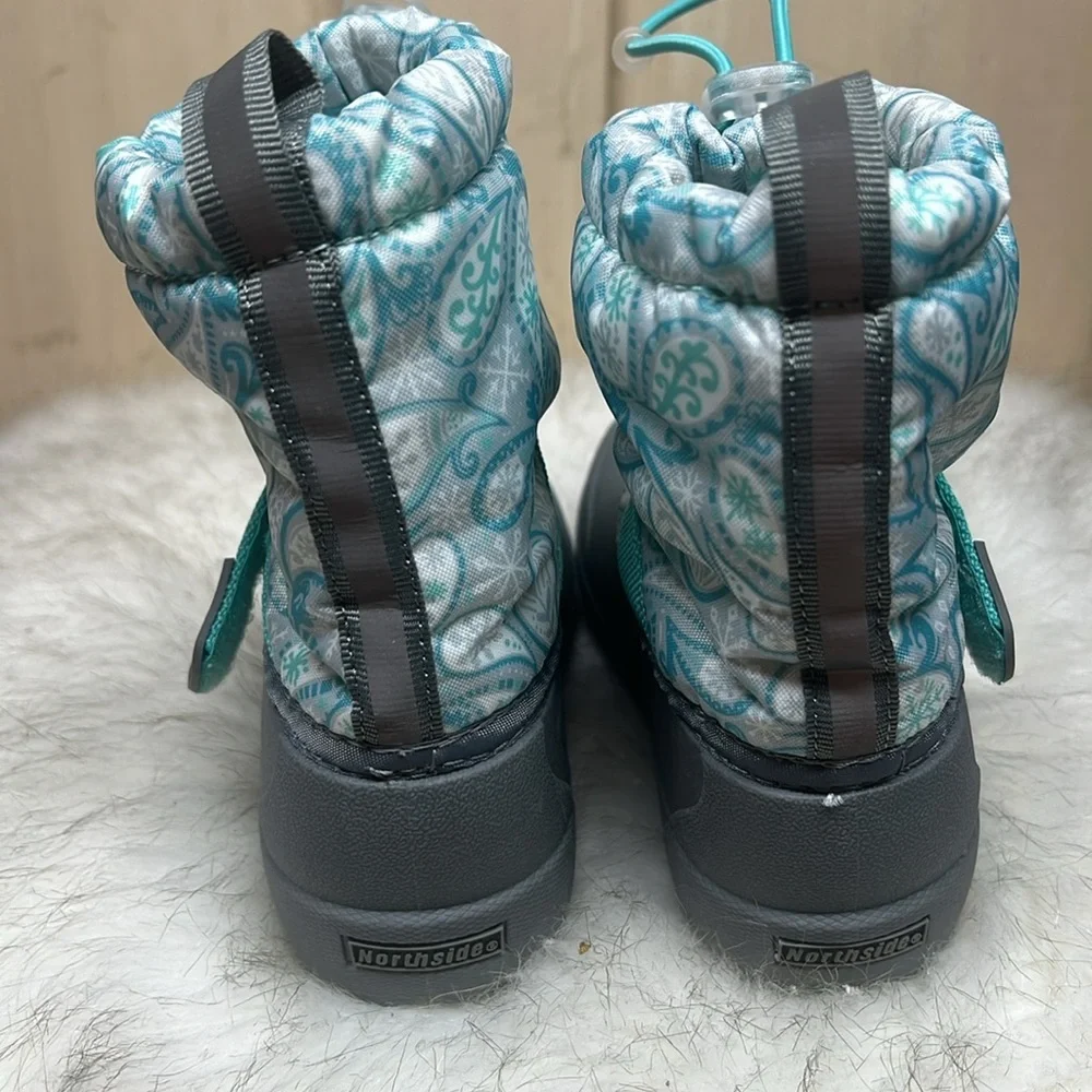 Girls size 7 Northside winter/snow boot. In like new condition. Teal and gray.